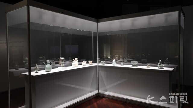 12세기 고려와 북송에서 생산된 같은 주제와 형태의 청자 비교전시. 사진 강나리 기자.