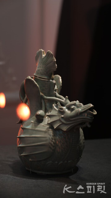 ‘푸른 세상을 빚다, 고려 상형청자’전 특별 전시에서 가장 먼저 만나는 청자 어룡모양 주자. 사진 강나리 기자.