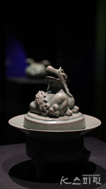 청자 기린모양 향로. 상상의 동물 기린모양의 뚜껑을 이고 있는 높이 20cm 향로로 국보 제65호 이다. 사진 강나리 기자.