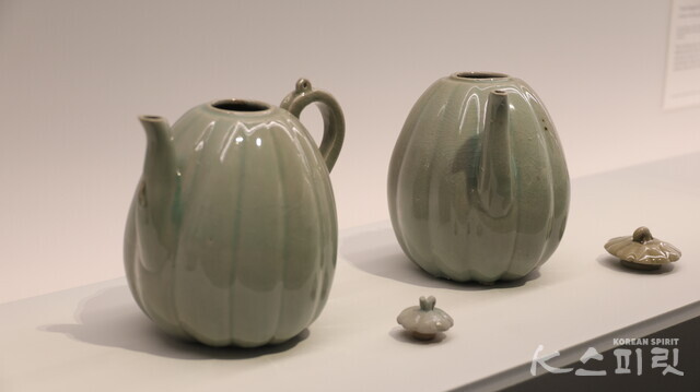 청자 참외모양 주자. 12세기 충남 태안 대섬에서 출수. 국립해양유산연구소 소장. 태안 앞바다는 고려청자 생산지가 전남 강진으로 바뀌면서 한반도 서남쪽에서 개경으로 청자를 보내기 위해 지나야 하는 바닷길로 침몰사고가 빈번했다. 사진 강나리 기자.