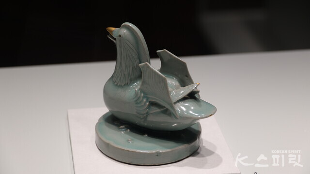 수컷 원앙의 번식깃을 표현한 고려 상형청자 뒷모습. 고려 장인의 꼼꼼한 관찰력을 통해 자연을 구현한 고려청자. 사진 강나리 기자.