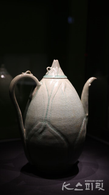 죽순을 세밀하게 표현한 고려 상형청자 주자. 사진 강나리 기자.