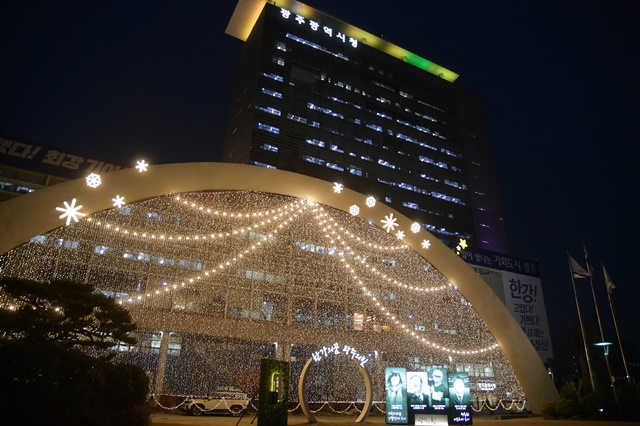 한강 작가 노벨문학상 수상기념 조형물. 사진 광주시