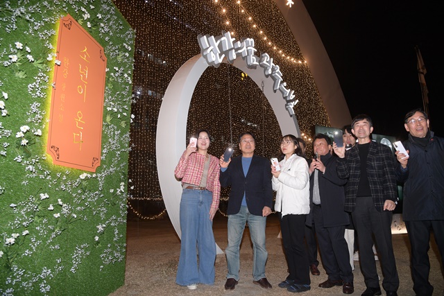 한강 작가 노벨문학상 수상기념 조형물 점등식. 사진 광주시