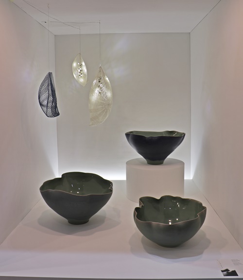 이은범, Line Series 2022, 2022, 청자, 상감 celadon with inlayed line design 53.5×43×34cm, Line Series 2024, 2024, 청자, 상감 celadon with inlayed line design 76×70×40cm, 77×72×40cm, 70×65×36cm. 사진 정유철 기자