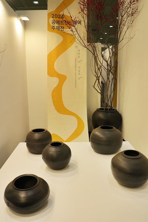 장석현, 중도의 선The Line of Moderation, 2024, 도자 earthenware, 크기 다양 size variable. 사진 정유철 기자