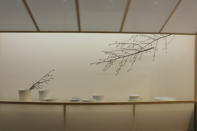 윤상현, 마디 볼 시리즈, 2024, 도자porcelain, 크기 다양 size variable. 소반Tray Table, 2024, 도자porcelain, 크기 다양 size variable.