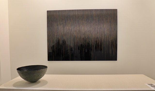 박성열, Connecting Link-96, 2024, 나무 판넬에 옻칠, 130×95cm, (아래)Inborn ott-027, 2024, 옻칠, 41×20cm. 정유철 기자