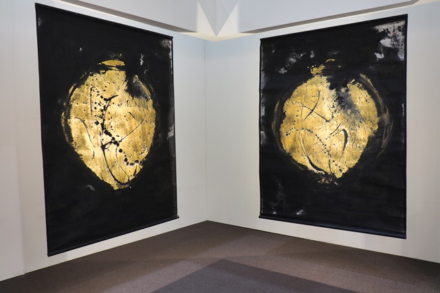 유태근, 침묵의 세계Silence, 2024, 한지, 먹, 옻칠, 밀랍Hanji, ink, ottchil, wax, 150×200cm. 사진 정유철 기자