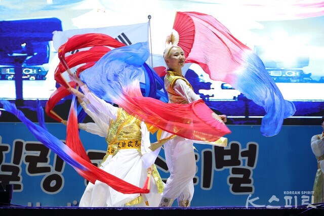 K스피릿과 대한의 희망을 표현하는 K-STARZ 천신무예예술단의 K문화힐링페스티벌 공연. 사진 K스피릿 DB.
