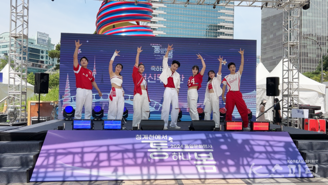 올해 6월 통일부 주최로 서울 청계광장에서 개최한 '통하나 봄'행사에서 초청공연을 한 천신무예예술단. 사진 천신무예예술단 제공.