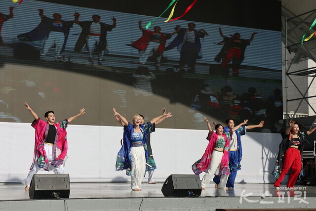 K문화힐링페스티벌 중 열린 개천절 경축행사 개막공연을 하는 천신무예예술단.사진 강나리 기자.