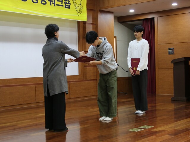 벤자민 프로젝트 발표대회에서 대상을 수상하는 대구학습관 장세훈 학생. 사진 벤자민인성영재학교.