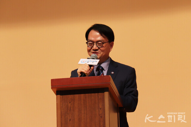 축사를 전하는 글로벌사이버대학교 공병영 총장. 사진 윤수현 기자.