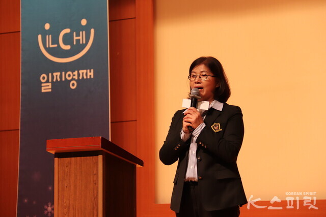 선발된 일지영재들의 성장과 활동 보고를 하는 BR뇌교육 임윤희 이사. 사진 윤수현 기자.