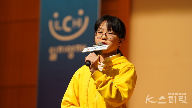 눈물과 함께 목표를 성취한 경험을 전하는 김윤아 학생. 사진 이영민 기자.