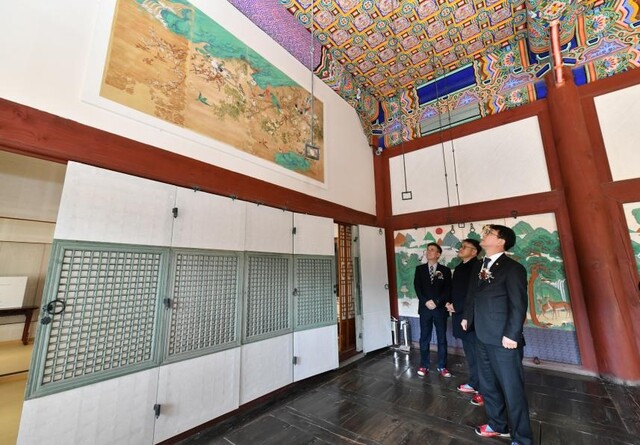 경복궁 교태전 벽화 관람 장면. 이미지 국가유산청.