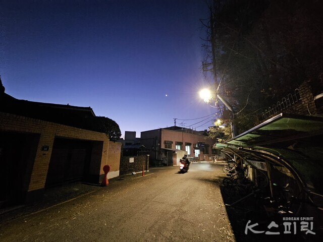 27일 아침 7시 서울 주택가. 사진 강나리 기자.