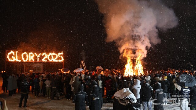 지난 28일 충남 천안 국학원에서 개최된 '청년 지구시민 페스타'의 하이라이트 ‘불꽃 튀는 시간, 글로벌 캠프파이어’에는 온‧오프라인으로 15개국 청년 700여 명이 함께했다. 사진 강나리 기자.