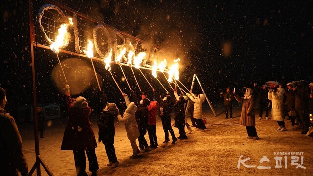 11명의 지구시민 대표들이 찬란한 2025년을 기원하며 '글로리 2025'에 불을 붙였다. 사진 강나리 기자.
