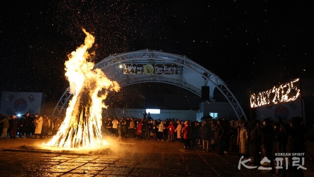 청년 지구시민 페스타 참가자들이 손에 손을 잡고 평화를 기원하는 모습. 사진 강나리 기자.