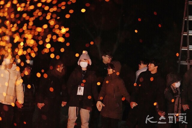 지구시민연합이 주최한 청년 지구시민 페스타의 꽃 캠프파이어에 참가한 각국 청년들. 사진 하미진 기자.