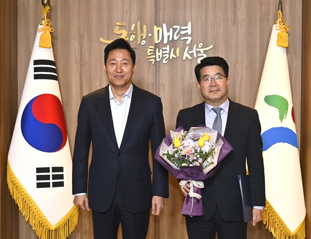 (사진 왼쪽부터) 오세훈 서울시장, 송형종 서울문화재단 신임 대표이사. 사진 서울문화재단