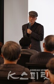 윤명철 동국대 명예교수, 우즈베키스탄 국립사마르칸트대학교 고고학과 교수.