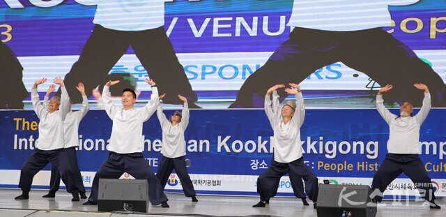 뉴질랜드 현지인 회원들과 국제국학기공대회에 출전한 모습. 사진 강나리 기자.