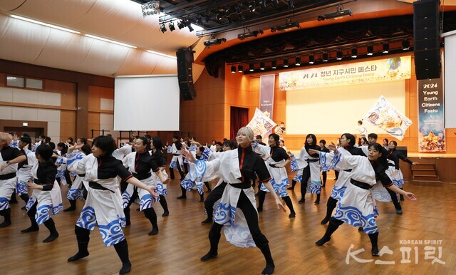 청년 지구시민 페스타에서 일본 전통춤      공연을 하는 사이토우 미즈키 양. 사진 강나리 기자.