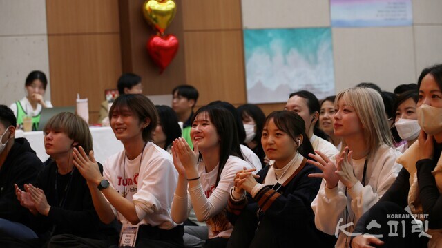 지구시민연합이 주최한 '청년 지구시민 페스타'에 참가한 각국 청년들이 브레인스포츠 파티에서 서로를 응원하고 격려했다. 사진 강나리 기자.