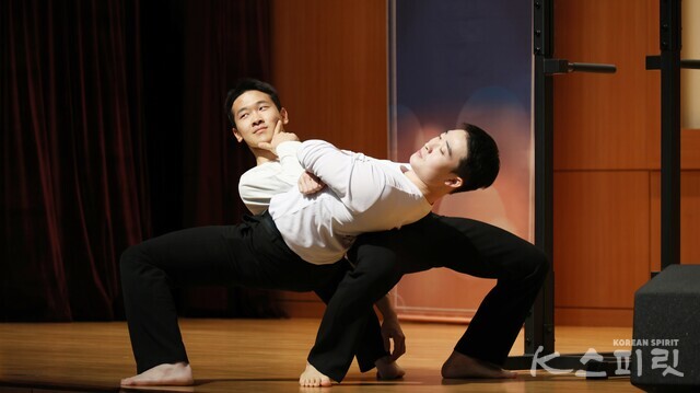 청년 지구시민 페스타 진행 트레이너들의 시범. 사진 강나리 기자.