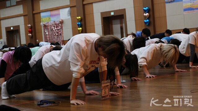 푸시업은 기본. 사진 강나리 기자.