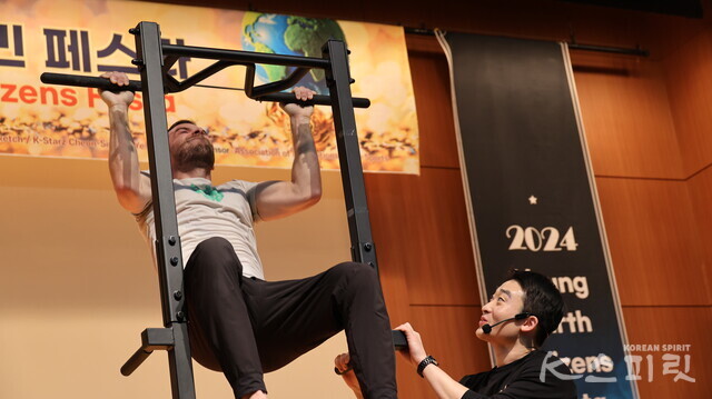 브레인스포츠 턱걸이 경연에서 남자부 공동 1위를 차지한 미국 숀 뉴먼. 선수가 끝까지 열정을 쏟아냈다. 사진 강나리 기자.