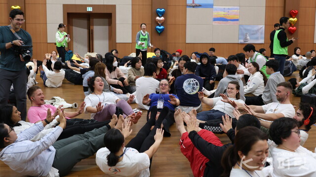 서로를 격려하며 힘들 때 한번 더 웃는 모습을 보이는 미국팀. 사진 강나리 기자.