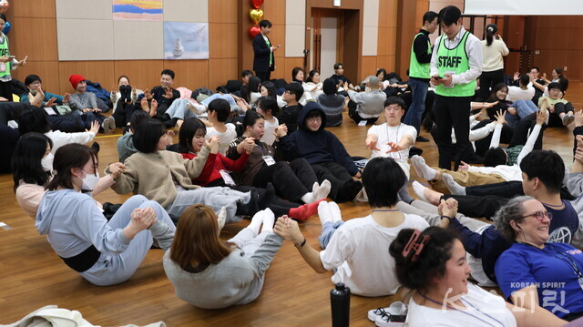 너무나 힘들 때는 손을 잡고 고비를 넘어가보자. 여러나라 연합팀. 사진 강나리 기자.