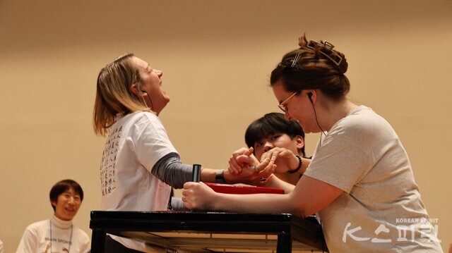 온 힘을 다해 브레인스포츠 팔씨름. 사진 강나리 기자.