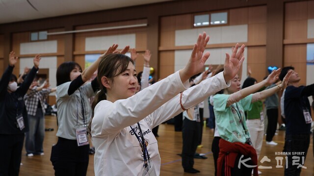 국학기공으로 숨을 고르는 참가자들. 사진 강나리 기자.