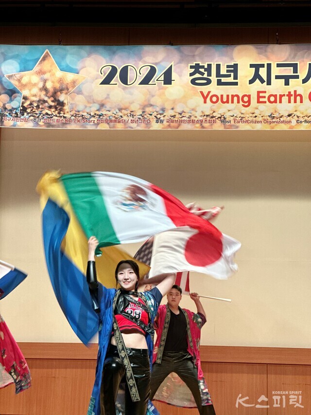 참가국 국기로 환영의 뜻을 펼치는 천신무예예술단. 사진 하미진 기자.