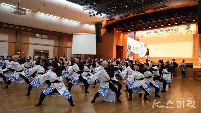 환한 웃음으로 흥겨운 구호를 외치는 일본 청년들의 전통춤 공연. 사진 강나리 기자.