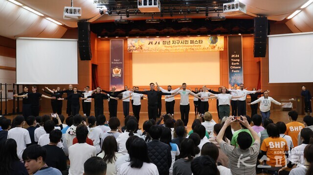 미국 청년들의 국학기공 퍼포먼스. 사진 강나리 기자.