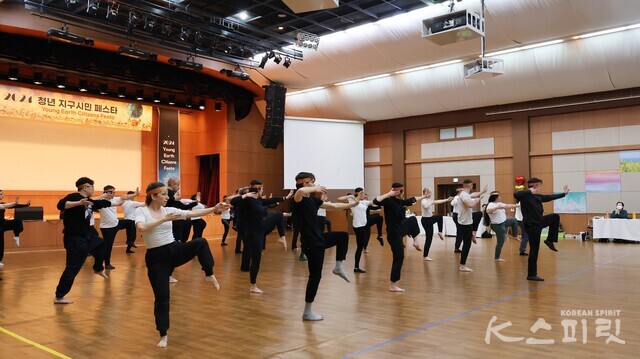 미국 청년들의 힘찬 기상을 표현한 공연. 사진 강나리 기자.