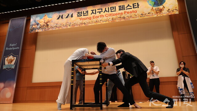 브레인스포츠 팔씨름대회에 출전한 미국 청년들은 팔씨름대를 휘청이게 할 만큼 뜨거운 열전을 펼쳤다. 사진 강나리 기자.