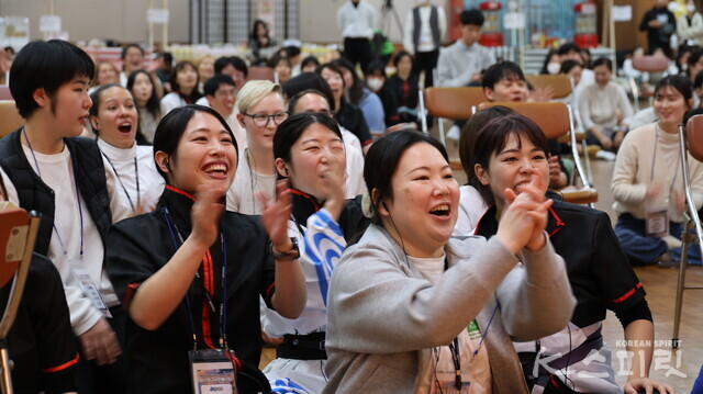 브레인스포츠 대회 참가 선수들의 열정만큼 응원도 뜨거웠다. 사진 강나리 기자.