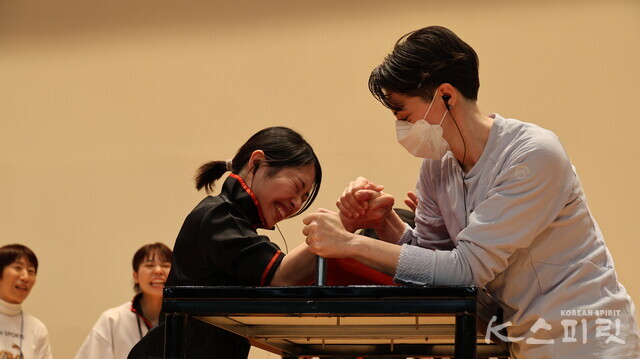 브레인스포츠 팔씨름 대회에 출전한 미국과 일본 청년의 진지한 열전. 사진 강나리 기자.