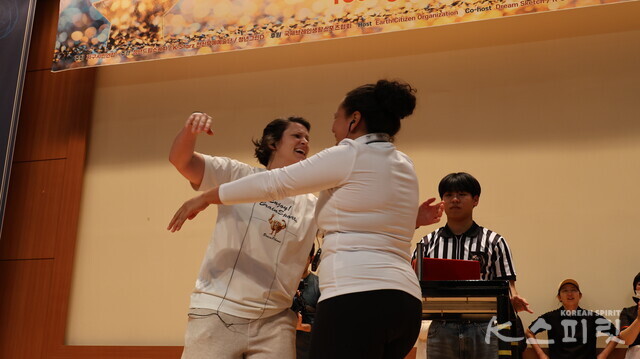 하지만 경기를 마치면 뜨거운 포옹으로 최선을 다한 서로를 격려했다. 사진 강나리 기자.