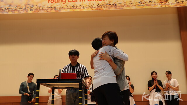 지구시민으로 하나 된 청년들의 포옹. 사진 강나리 기자.