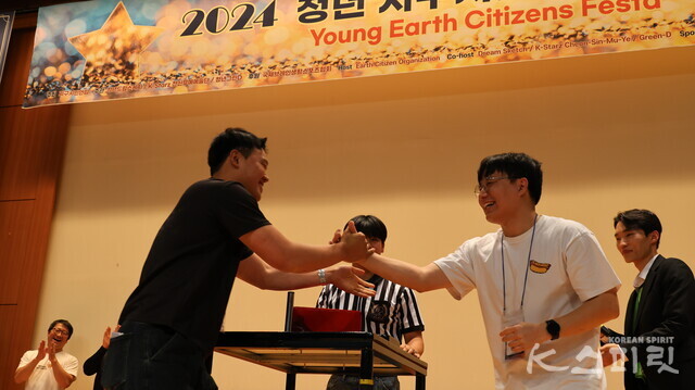 정정당당한 경기를 마친 후 우리는 친구. 사진 강나리 기자.