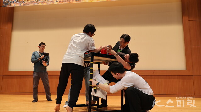 치열한 브레인스포츠 팔씨름 대회. 최선의 최선을 다한다. 사진 강나리 기자.
