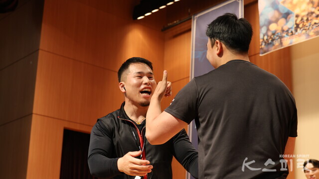 남자부 결승전을 마친 한국과 일본 선수들이 서로에게 경의를 표했다. 사진 강나리 기자.